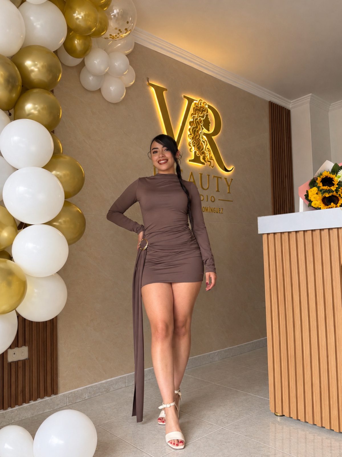 La fundadora de VR Beauty Studio en la recepción del estudio